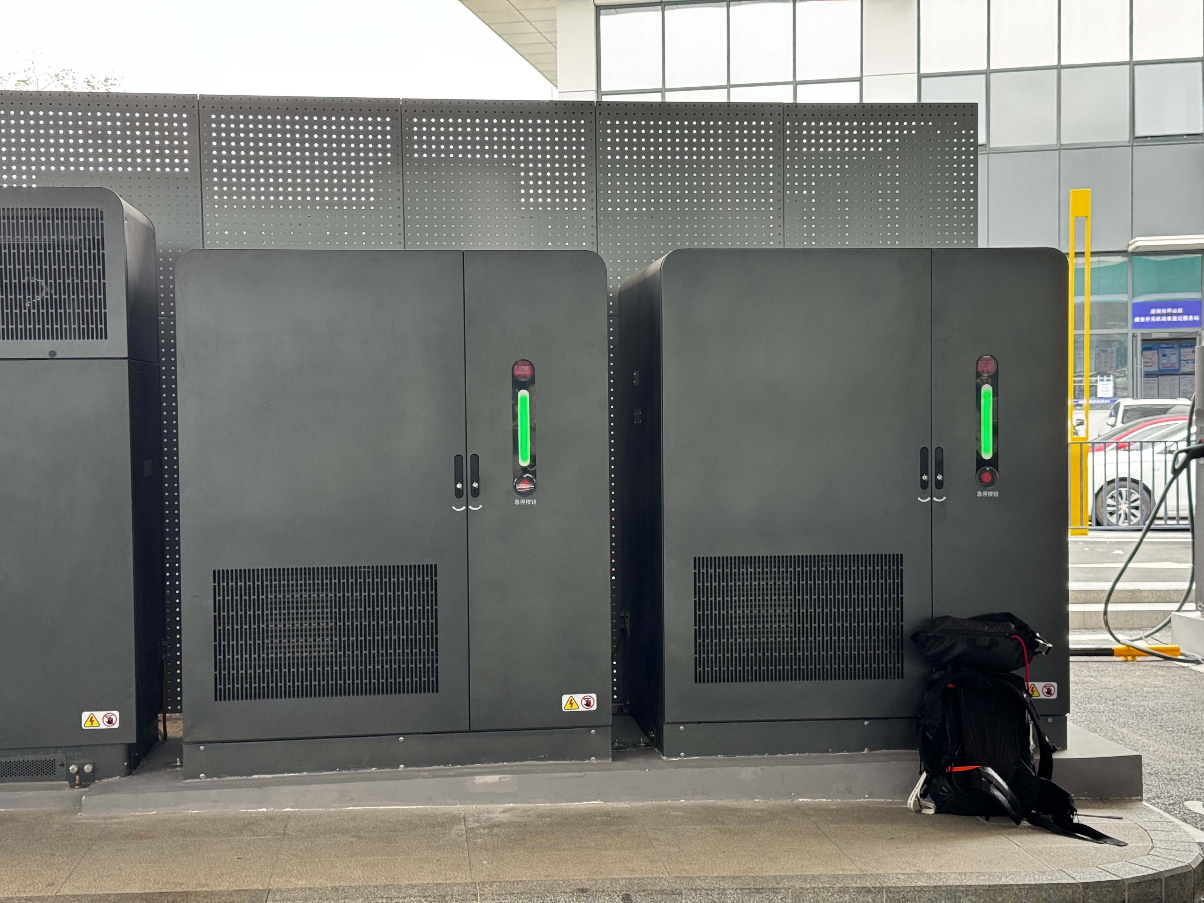 之前是谁问的？比亚迪闪充这种大站点的储能柜，约180度电一个。 