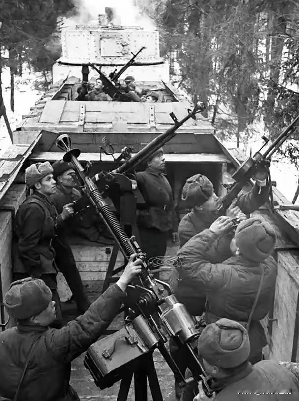 在斯大林格勒战役中苏军开始反攻时，并不知道自己合围了近30万德军，而以为自己包围