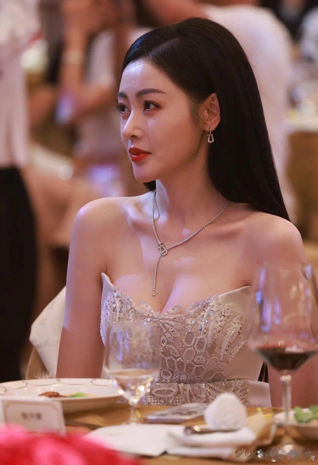张天爱的外表和风格并非一成不变，她一直在尝试新的形象和角色 