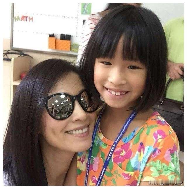 酒窝美女要哭晕在厕所了，终究是没有等来女儿在颜值上的逆袭，长得实在太像宋小宝了。