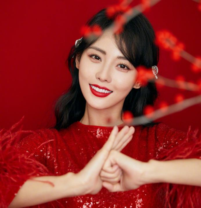 张嘉倪坚守没有婚礼不改口，看似执拗，实则是她对名分与尊重的最后坚持，当年买超三次