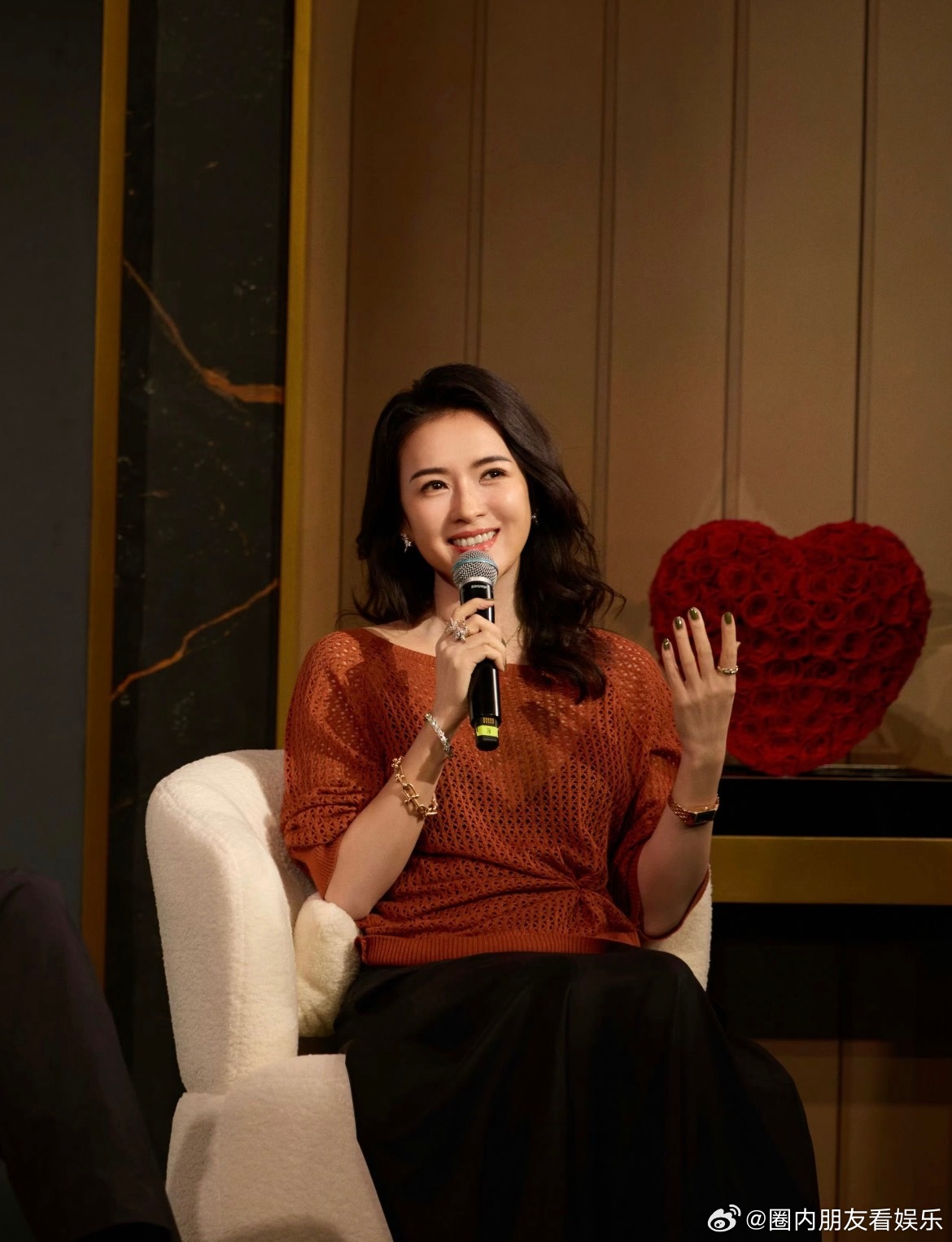 章子怡穿的比红毯还红 一袭红裙亮相电影盛典红毯，裙摆曳地如火焰流动，与金色花朵布