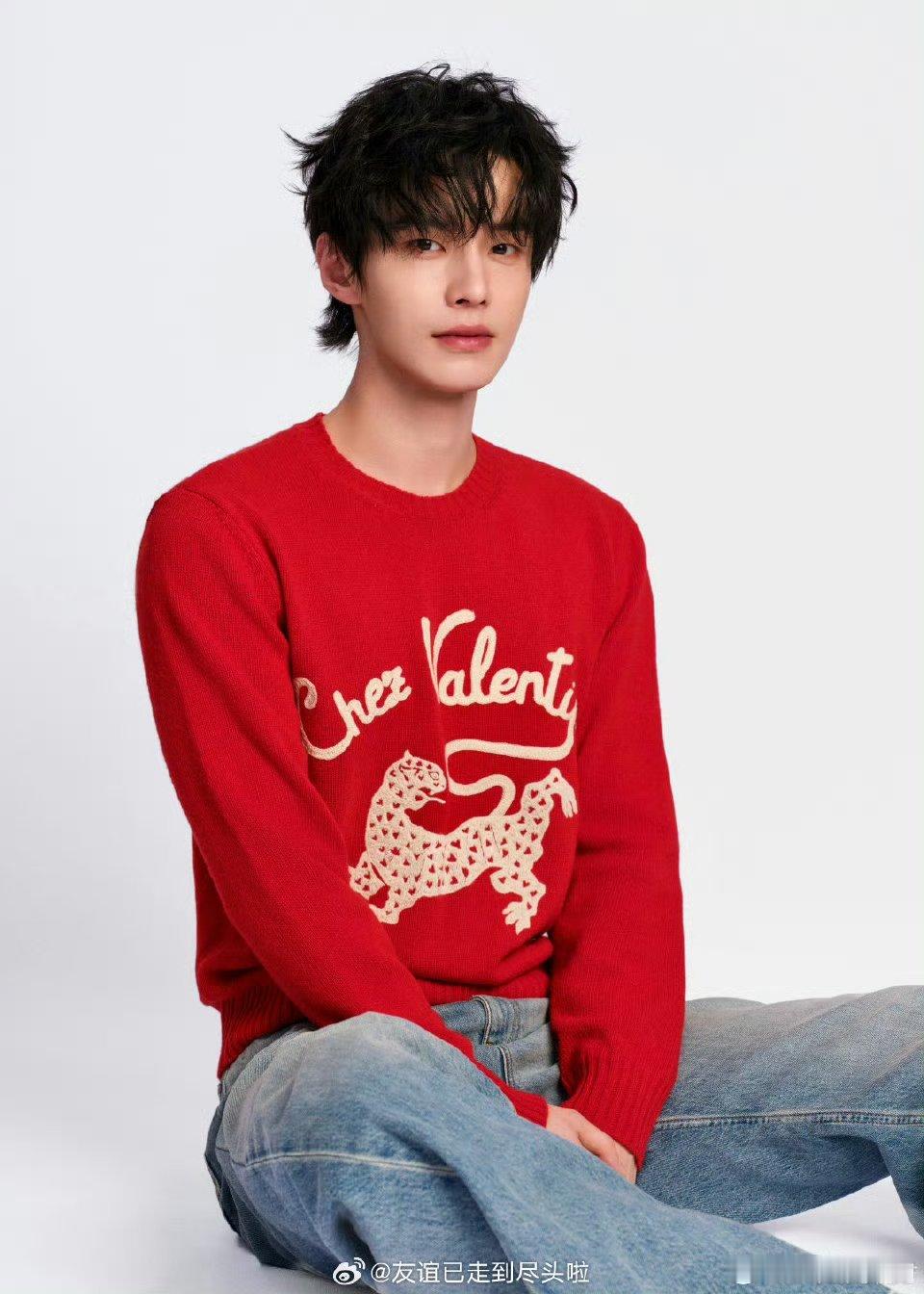 何与开工第一天给探班粉丝发红包🧧这个男人好贴心 : 贴心的哥哥越来越好 