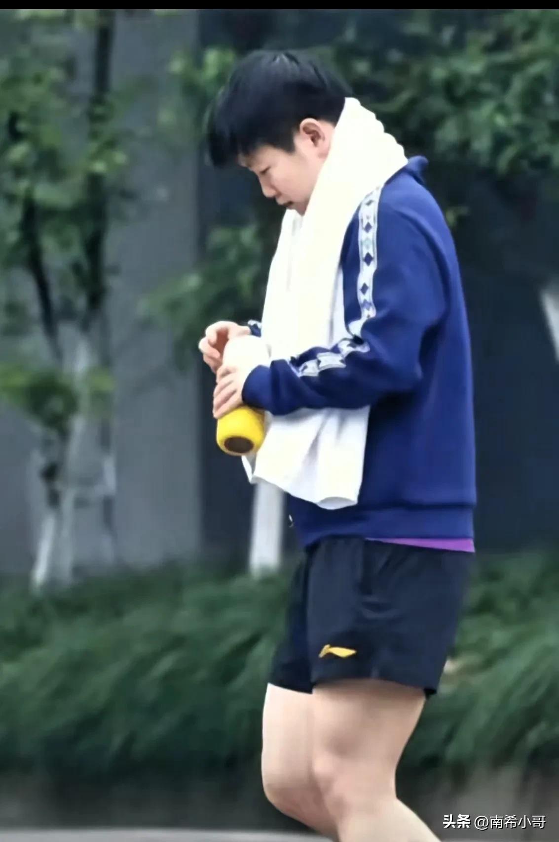 王励勤估计要上头了，
面对粉丝的脑洞大开，
真是防不胜防，

本以为挂在树上代拍