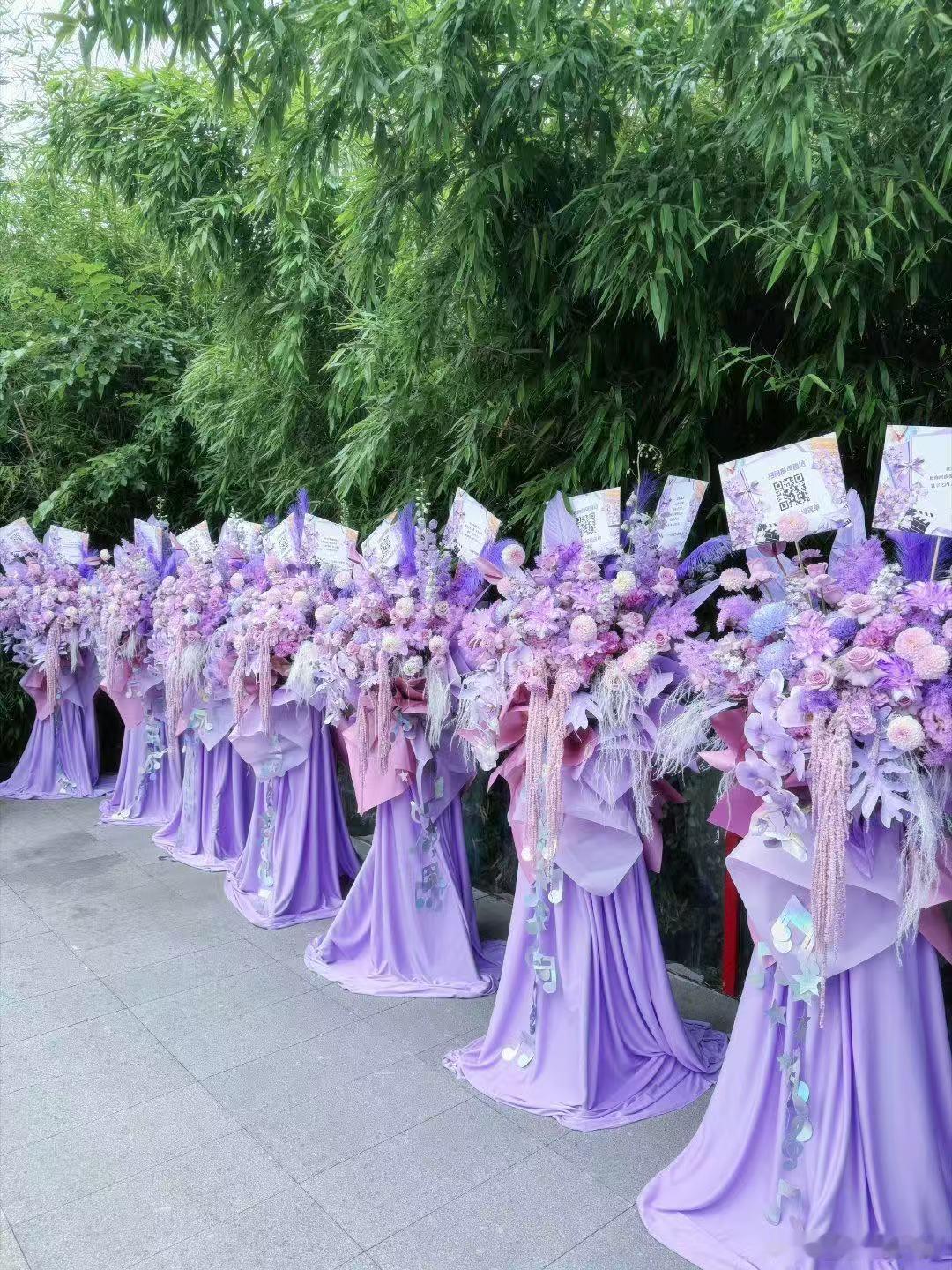 马嘉祺毕业典礼花篮应援 这场花海应援氛围感直接溢出屏幕，大面积紫花墙搭配错落摆放