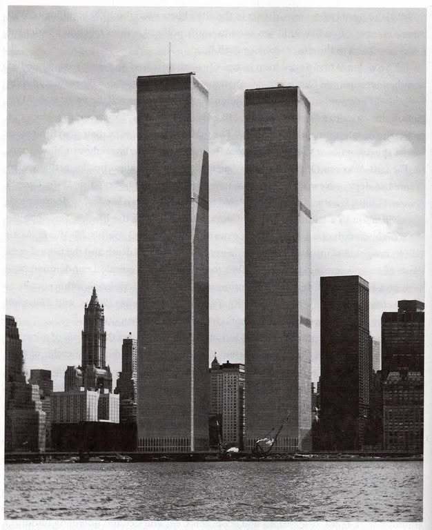 1974年7月，从哈德逊河看到的完工的世贸中心双子塔。 