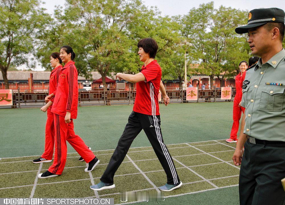 咱也比划一下朱袁张1块2毛9 中国女排 郎平指导 