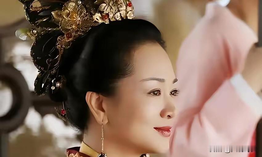 公元214年，曹操命人把躲在墙壁夹层内的伏皇后拖了出来，伏皇后披头散发，鞋子也掉