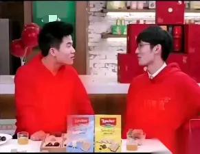 运动员一个动作又上热搜！

赛场这些细节有多危险？

看比赛时，总有人拿着“放大