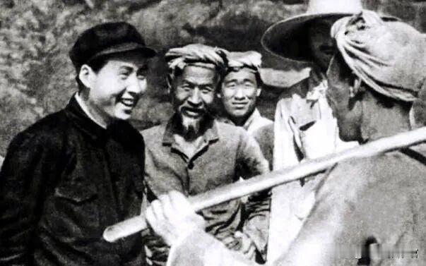 ◆这张家喻户晓的照片拍摄于1939年6月初，当时毛泽东在散步的路上遇到了几个刚从