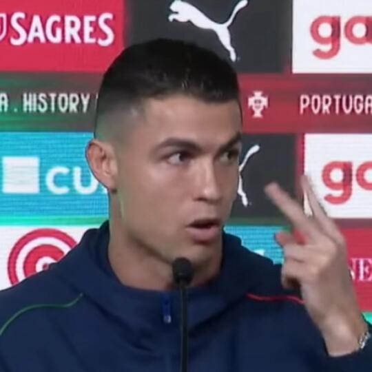 C罗怒怼记者：提问应看着我的眼睛给予尊重