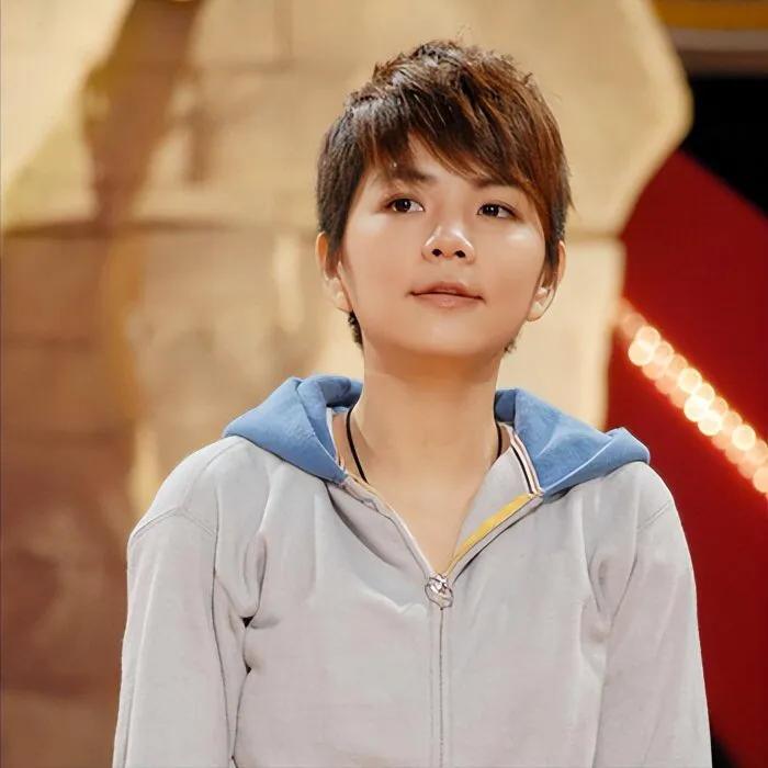 Ella这是有72变的能力吧？
从一个“假小子”蜕变成现在这样一个“性感女神”！