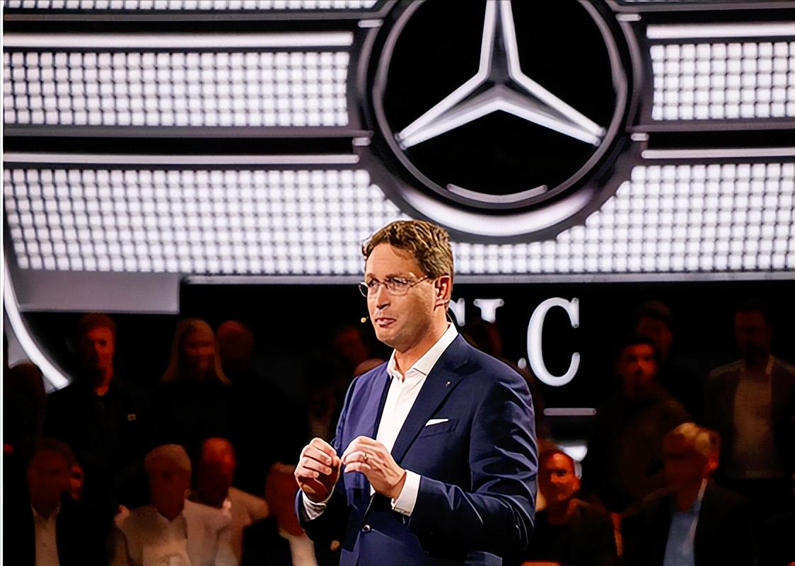 美国想拿税收减免当诱饵拉奔驰把总部迁过去，结果被奔驰CEO康林松直接怼回去了，别