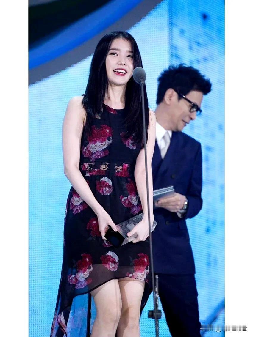 什么叫甜美的长相，甜美的笑容？照片中的她就是最好的写照。这甜美可人的长相，如春风