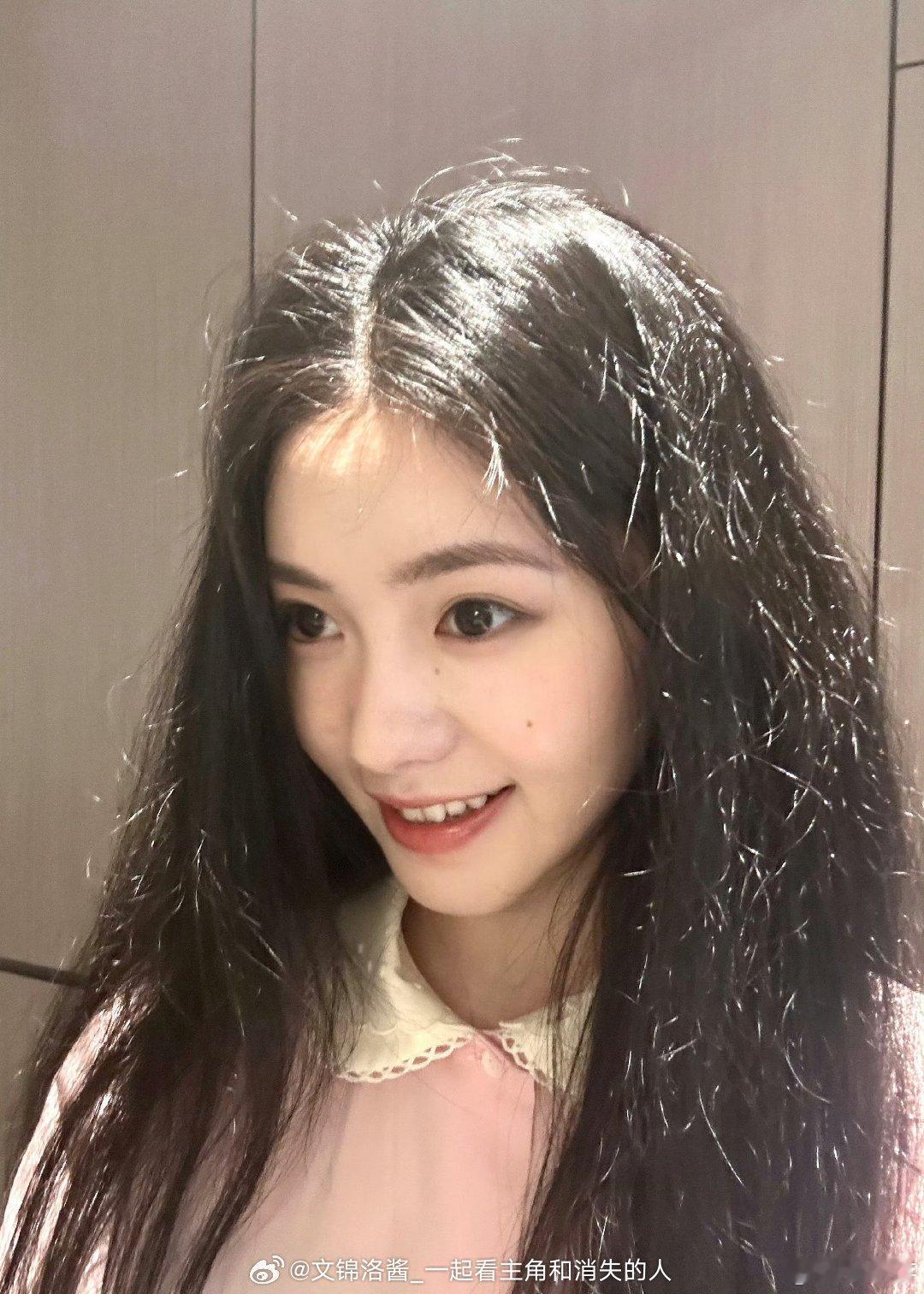 刘浩存炸毛四宫格2026年6月19日端午节当天，刘浩存发布了一组被粉丝称为“炸毛