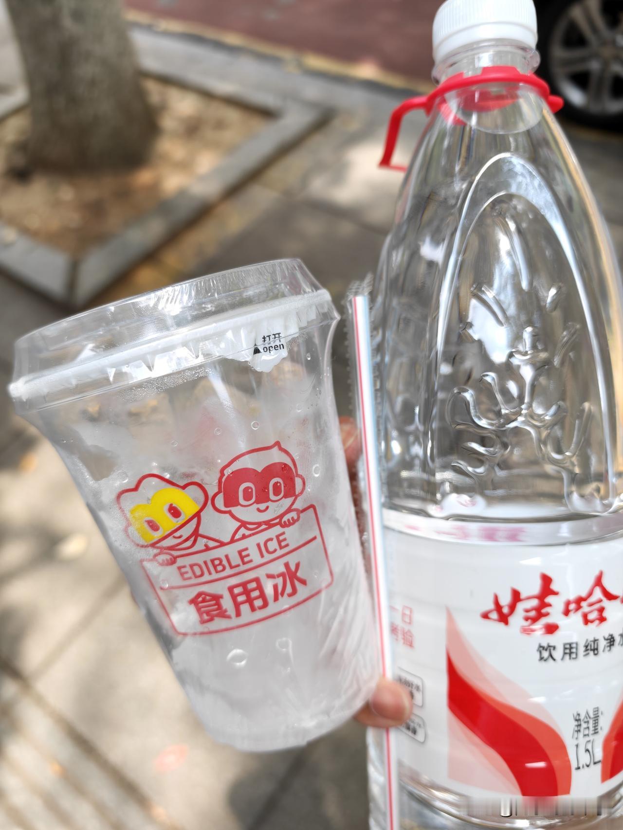 喝不动饮料奶茶了怎么办？
买一瓶水加一杯冰块，这也算是冰饮了！
