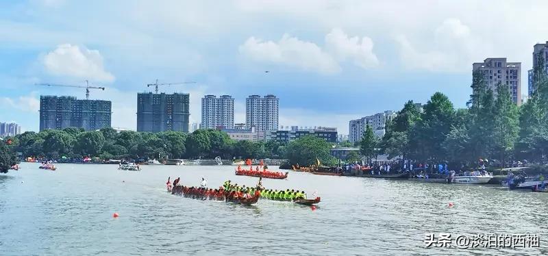 各地过端午差别真不小，南方大多爱包鲜肉粽、赛龙舟，还会挂艾草菖蒲驱虫；北方多是甜