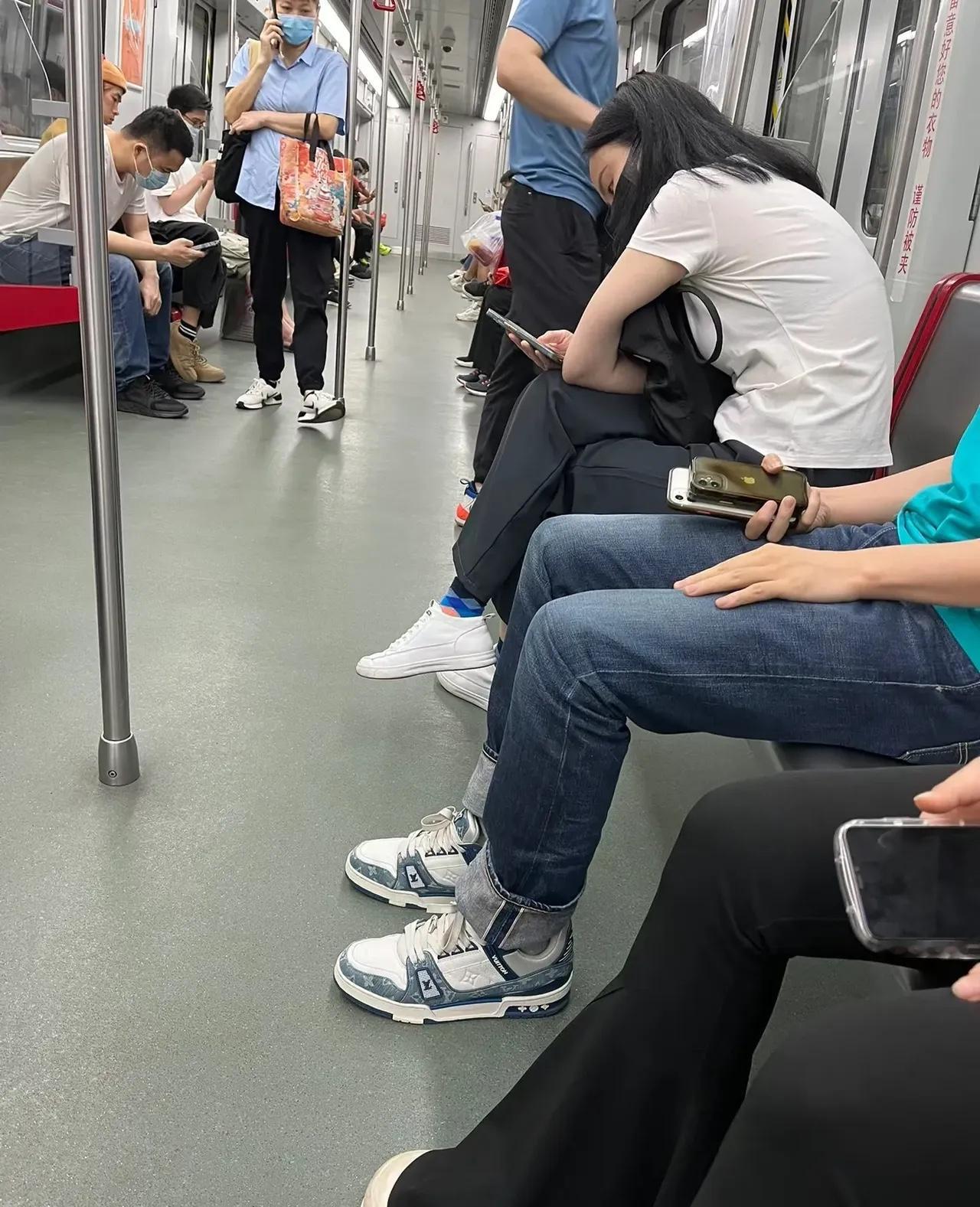 经常坐地铁，发现一个特别真实的现象，越看越感慨。
 
现在的地铁上，穿搭完全反过