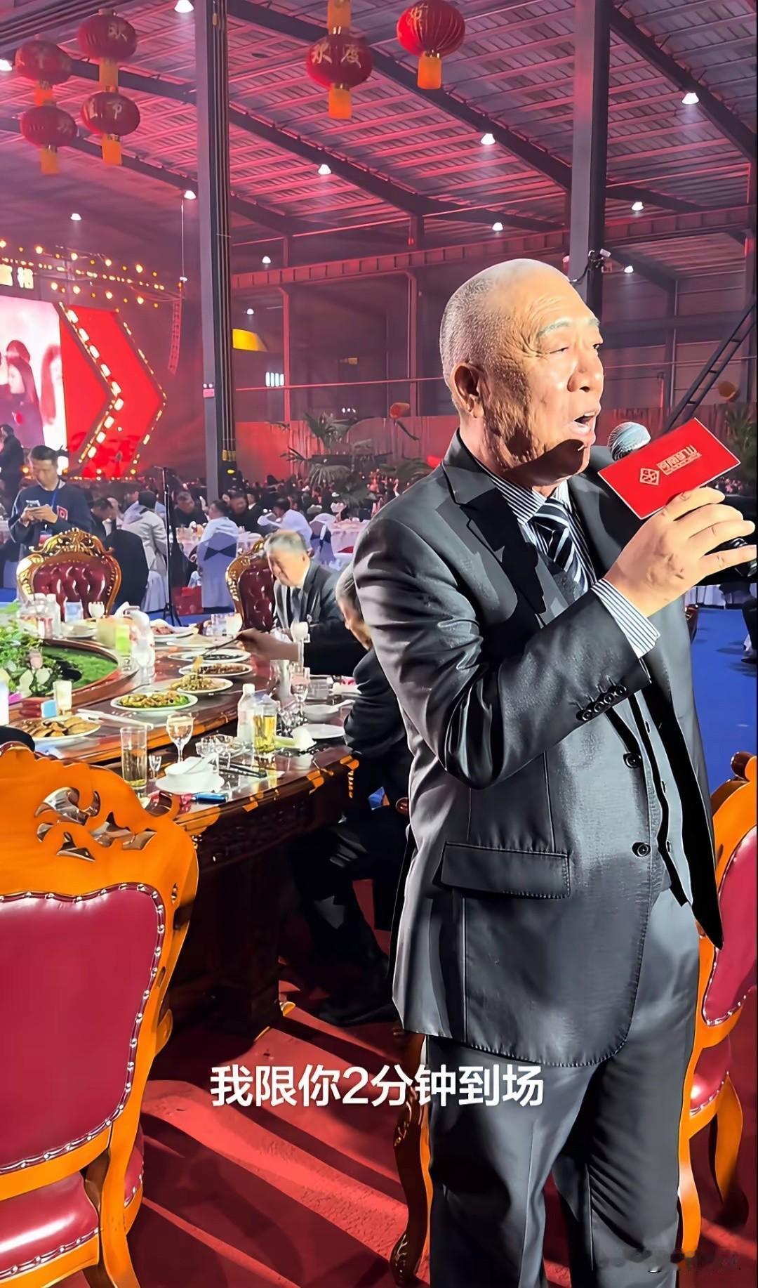 有个疑问，
我一直不敢说，怕被骂
网文里神豪发钱像撒纸，现实里真有老板这么豪横？