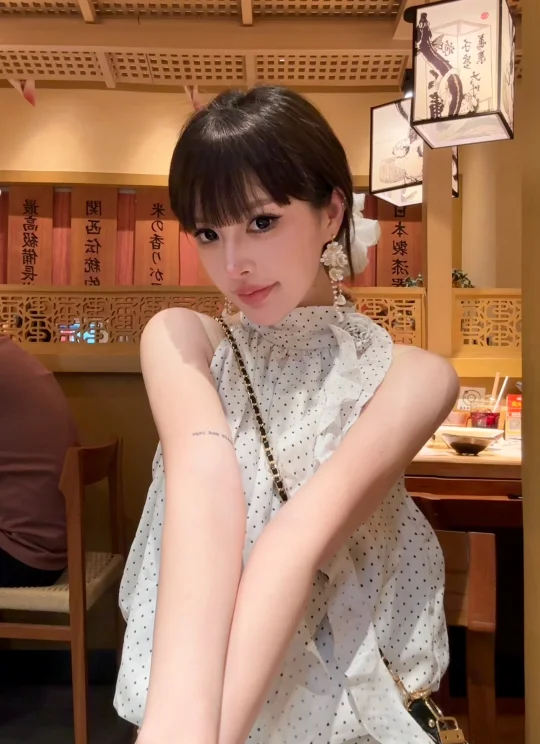 分享一个美女思维：皮肤白🥛