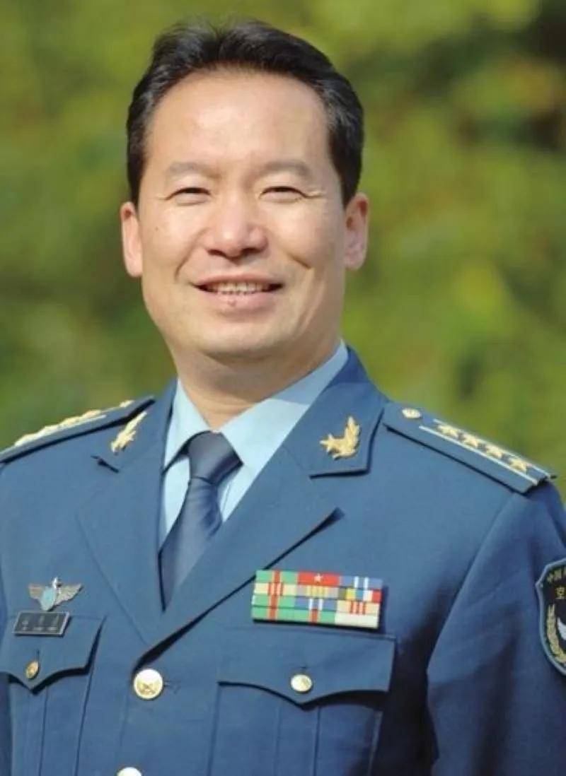 1987年，飞行员徐勇凌驾驶一架歼-6战机，因听错指令撞上长机，坠毁在深山老林，