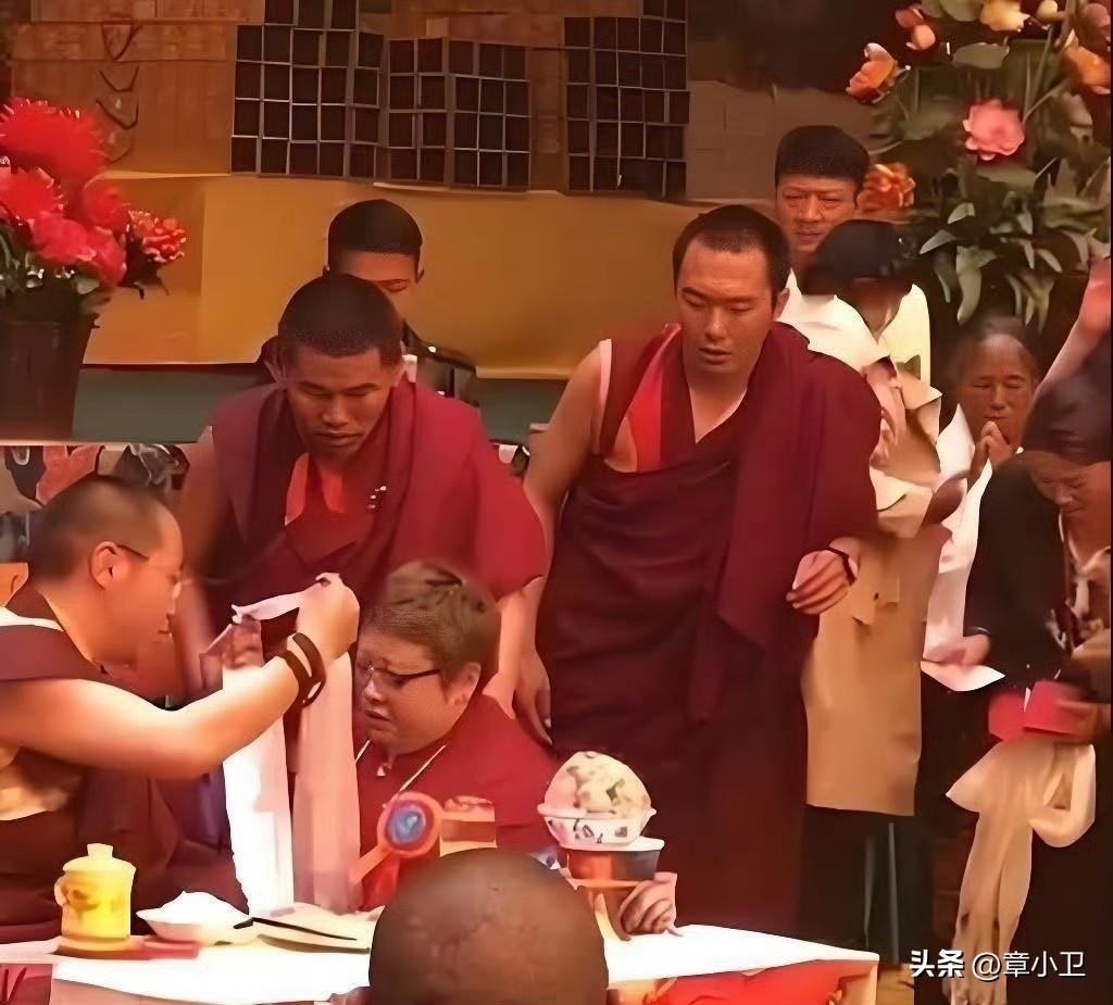名号身份都是自己给的，想当军人当军人，想当歌手当歌手，想当慈善家就当慈善家，想当