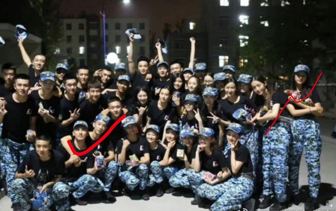 关晓彤王子奇大学时期合照关晓彤王子奇是同班同学 关晓彤王子奇竟然是同班同学！！！