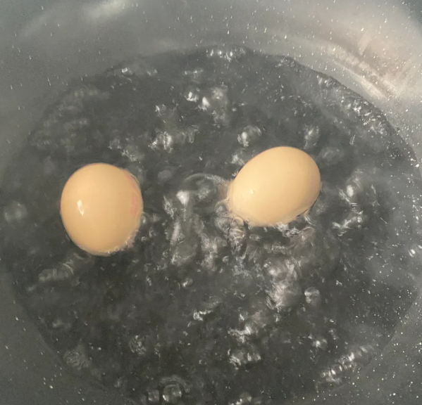 一家三口吃清洗过的鸡蛋后中毒 原来鸡蛋清洗后保存更容易坏啊，煮之前清洗一下应该没