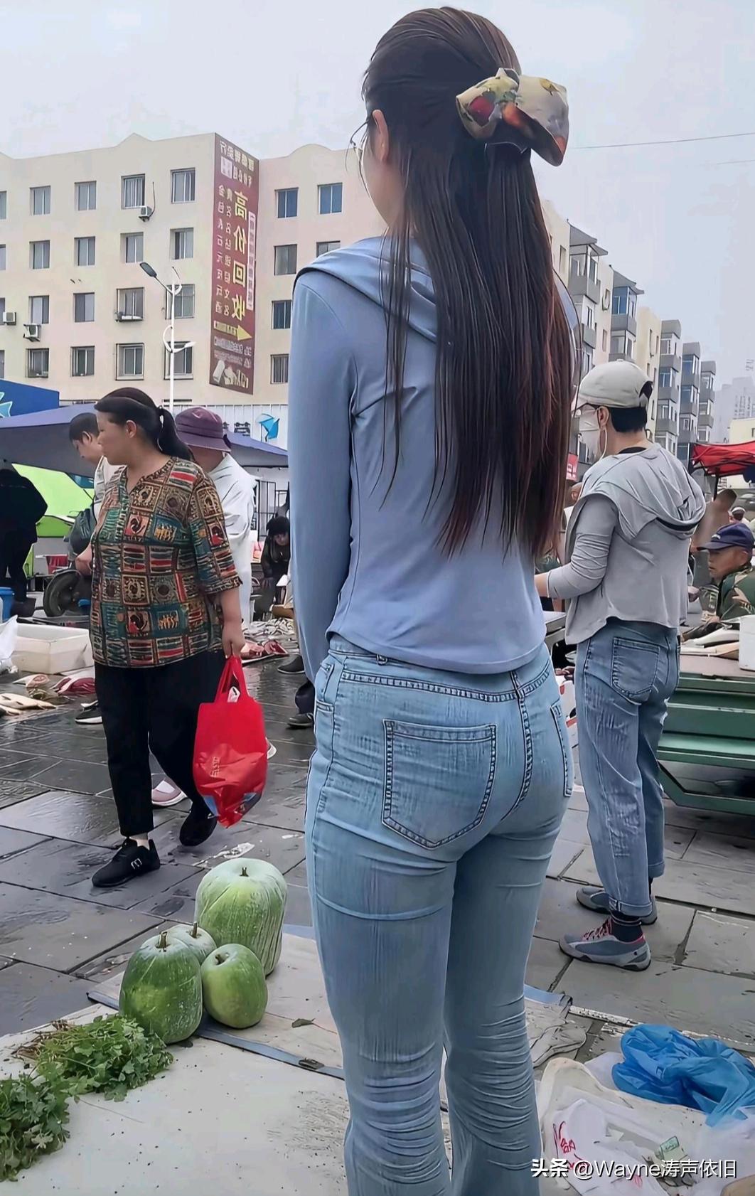 国庆假期那几天人多菜卖的快，假期一过，菜又不好卖了！没办法，小县城留不住人，都外