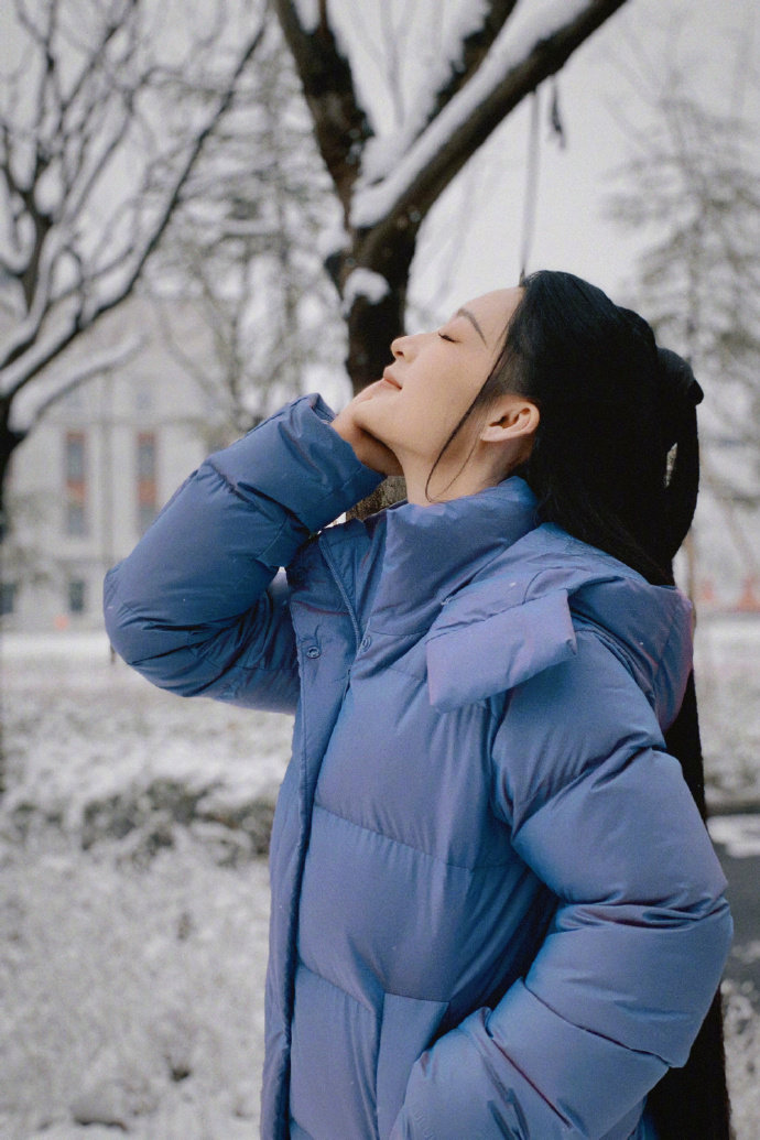 #李沁捧雪照#李沁雪地捧雪照🈶美女姐姐好好看，多多营业[打call] ​ ​​