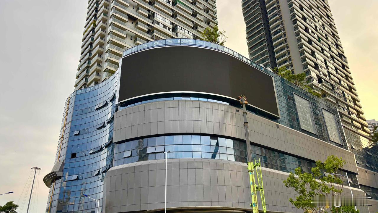 南宁水街NFS时尚广场这个大屏幕已经安装完成了，市中心又新增一个可以看超大屏幕，
