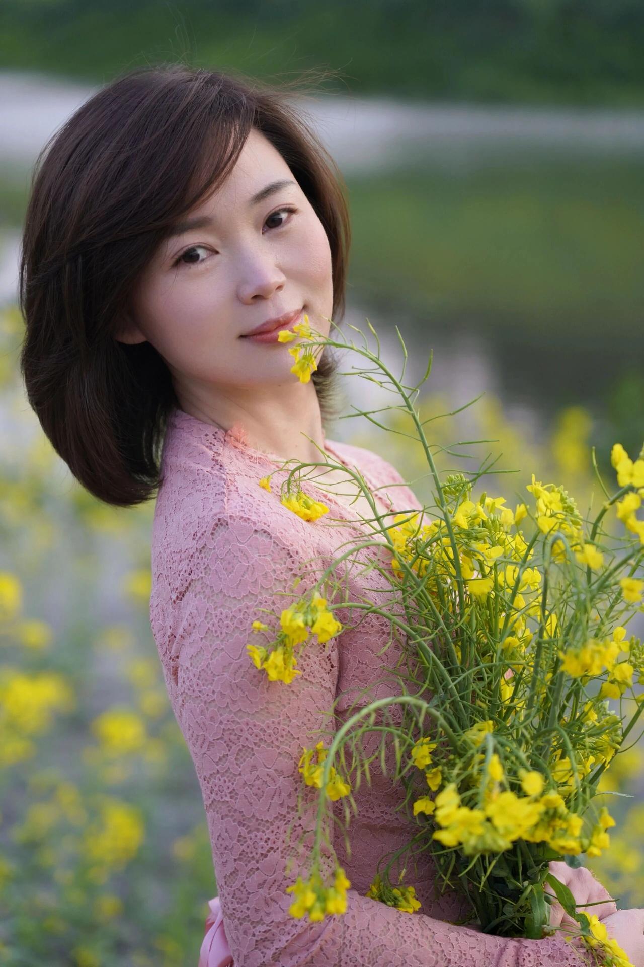 这组照片将春日的烂漫与女性的温婉完美融合，画面充满了治愈的诗意。
女子身着一袭温