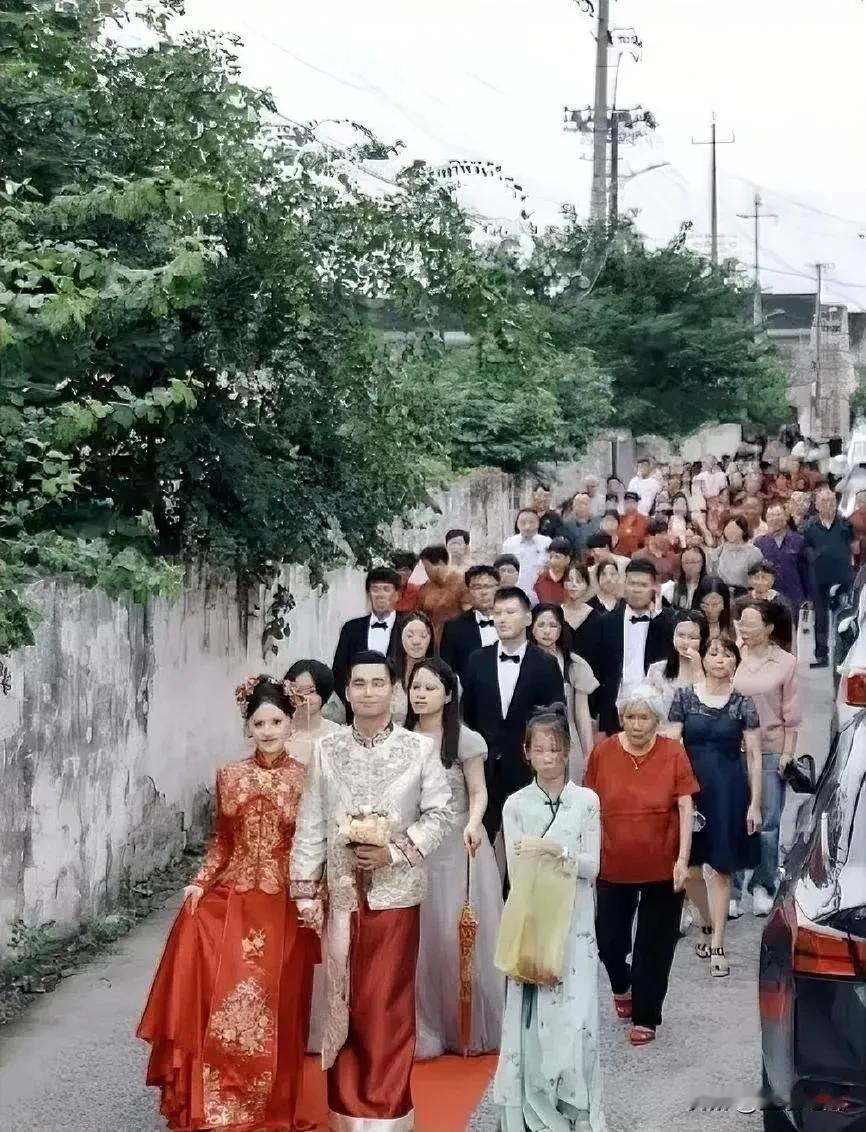 远家的闺女没有举行婚礼大排场，也没有豪车，豪房，只有新郎新娘相亲相爱，这样的婚礼