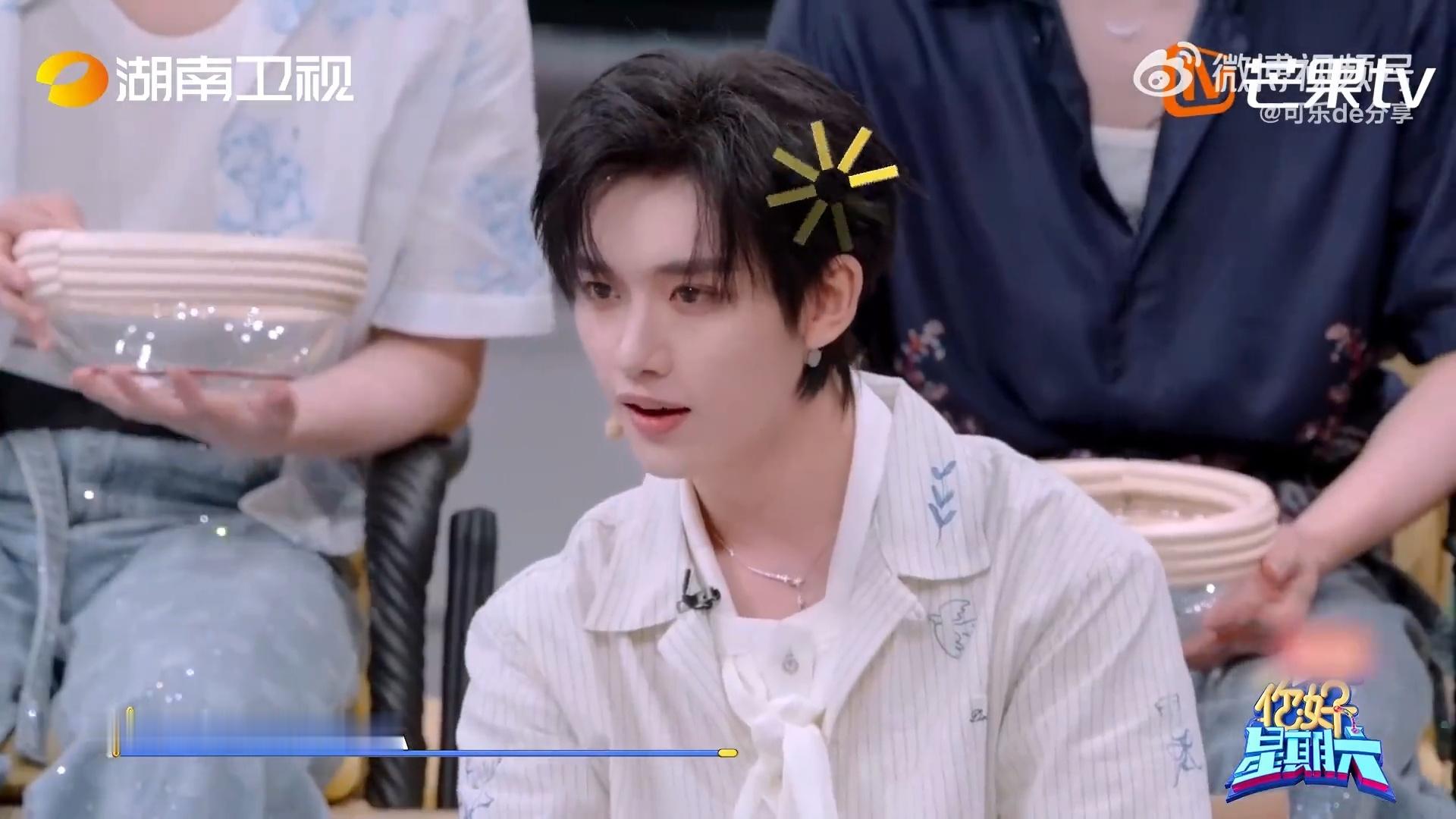 丁程鑫回到队友与首次见面会拥抱问到想重回第一次和队友见面的瞬间，丁程鑫写了先拥抱