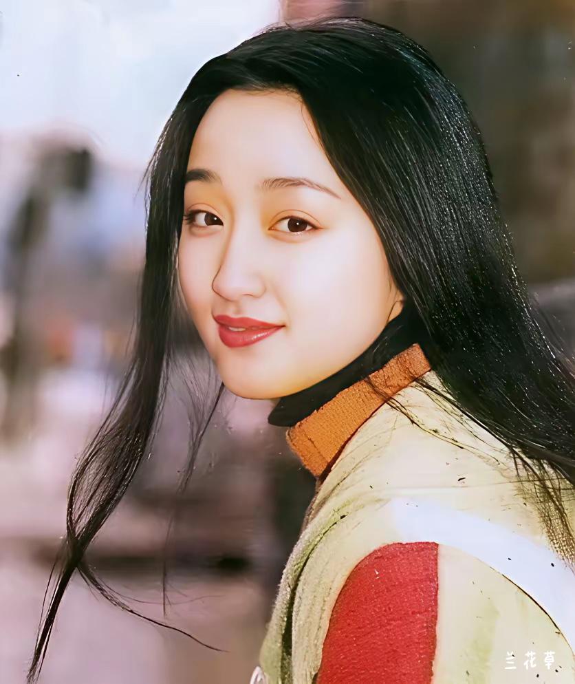 认识她吗？曾经的青春玉女，人美歌甜的一代女星。