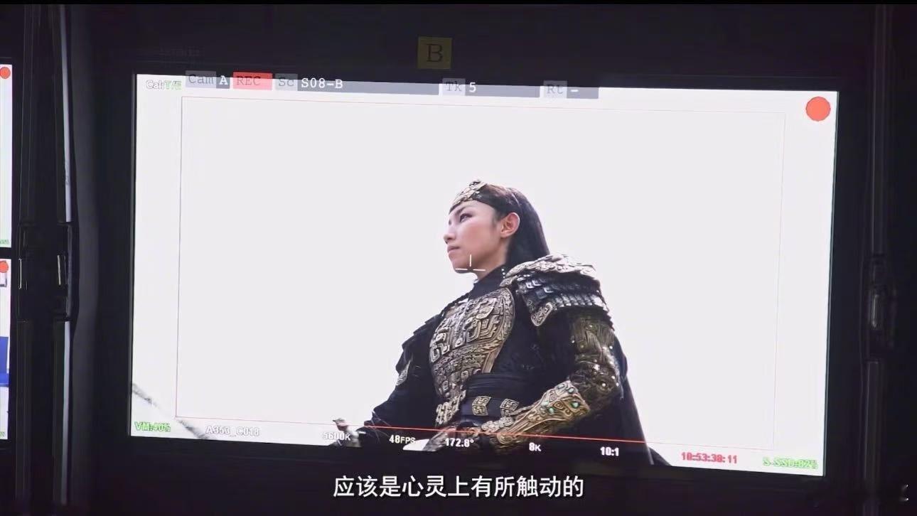 邓婵玉不语只一味触动  看着邓婵玉在进军西岐时第一次听到《女怀》，那种触动几乎让
