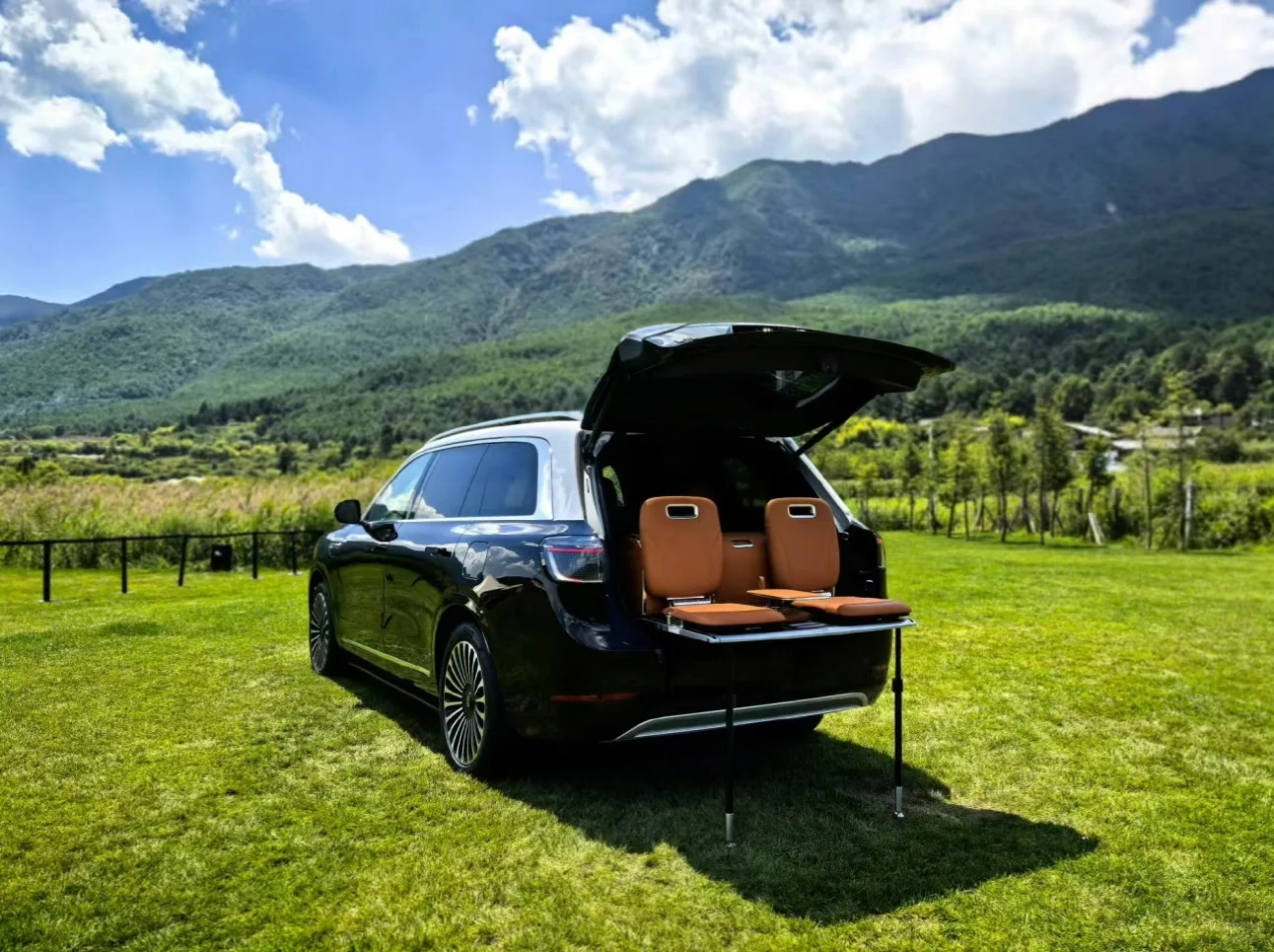 问界M9五座版本这个折叠揽境座椅属实骚气，直接把库里南看的面红耳赤，极...