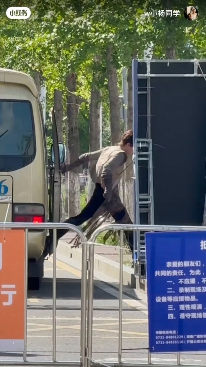 娱乐[超话]张泽禹一公造型路透张泽禹一公造型 张泽禹一公造型路透，好帅～ ​​​
