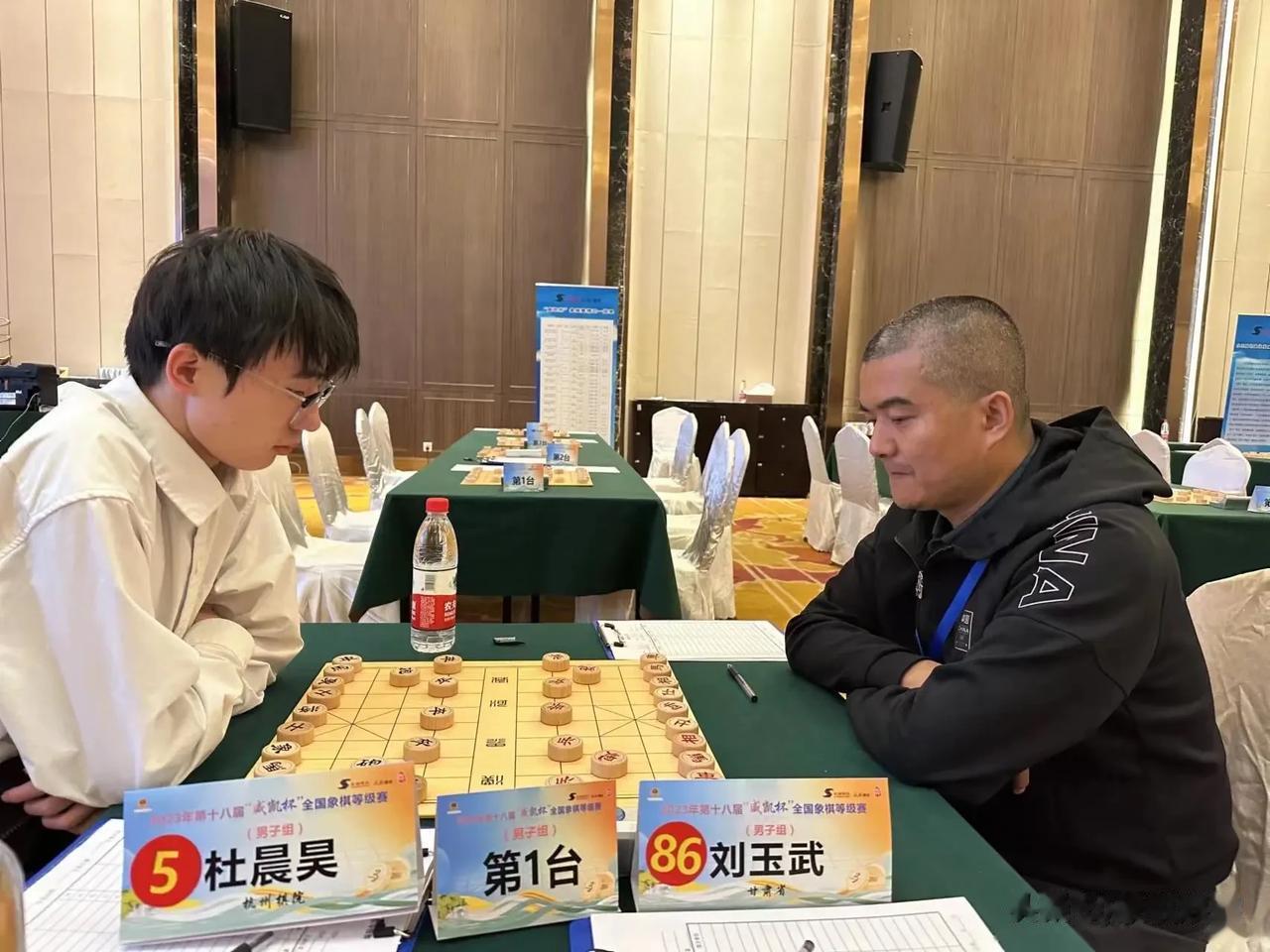 新晋象棋国家大师比赛现场照片[强][强][强]
恭喜圆梦棋手[耶][耶][耶]感