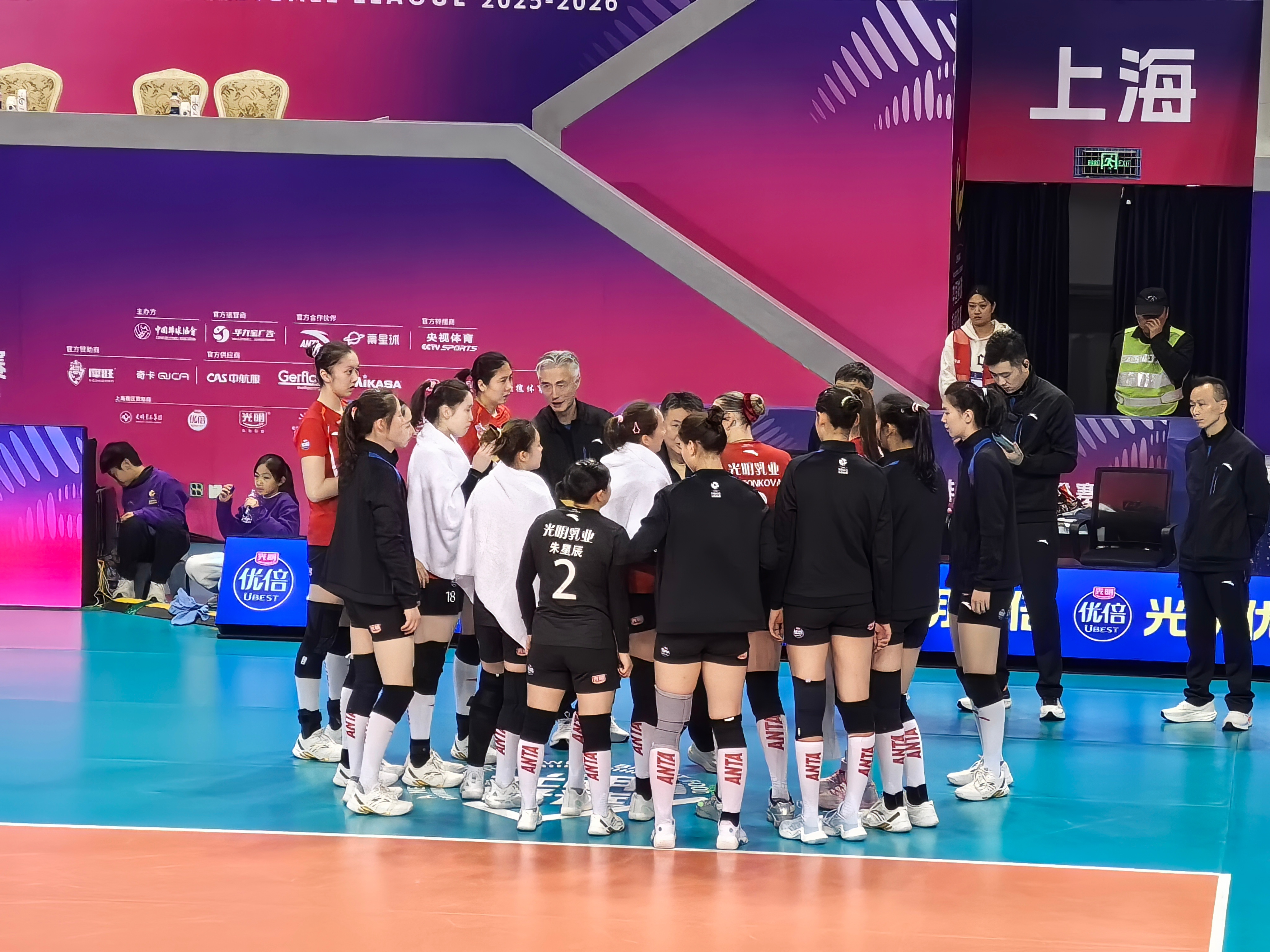 沪女看来今天发条上的很紧，第一局在发球方面给到了极大的压力，特别是范赖克的发球，