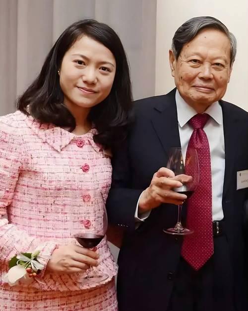 杨振宁走了，网上却吵着要分房子。
没人问问他这一生，把诺贝尔奖金都砸进了中国物理