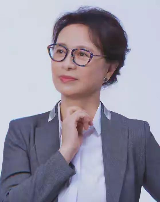 李瑞英
艺术照