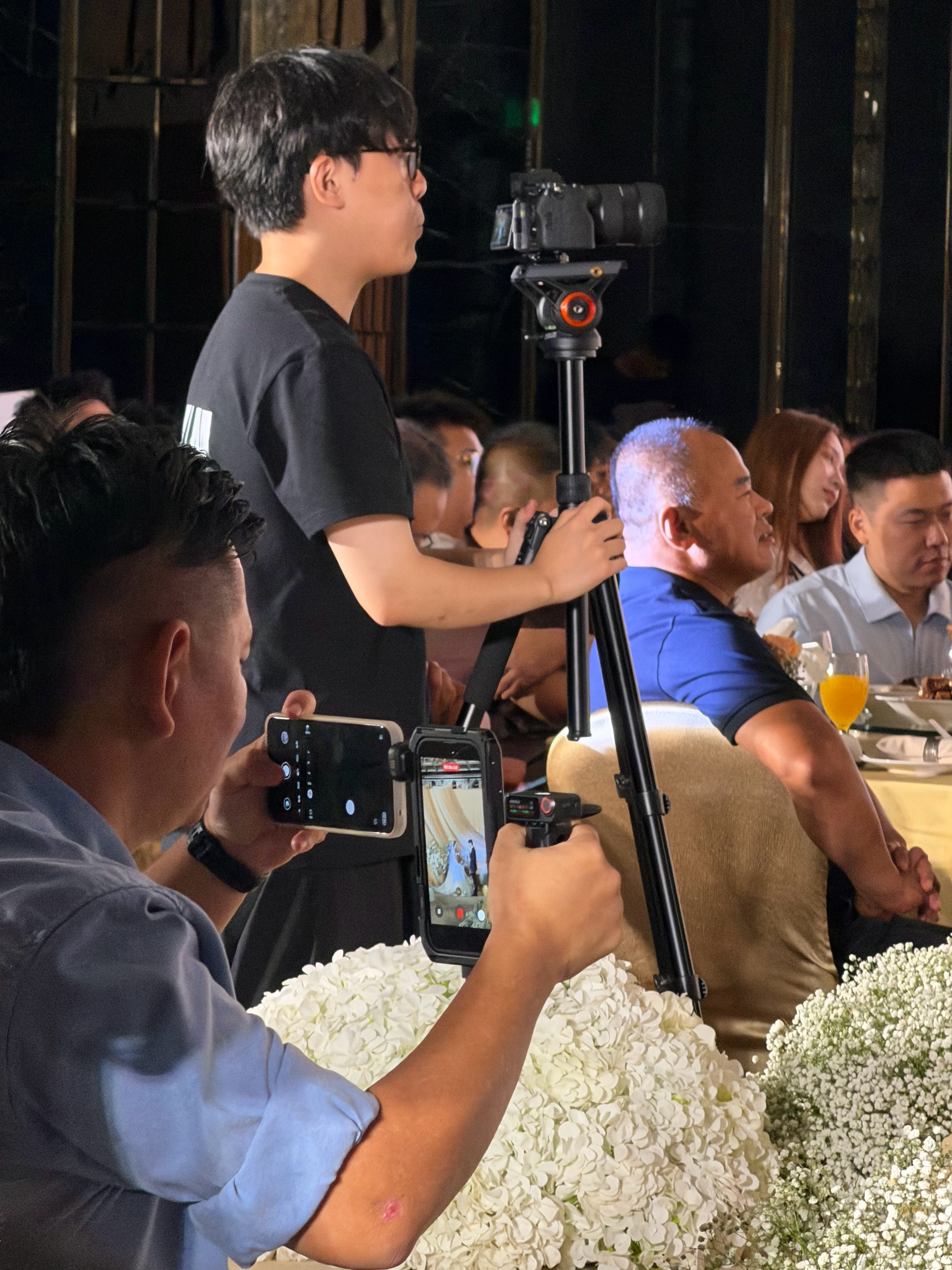 给大家介绍一下：国内专业证婚人，婚礼摄影师。车评人小吕秋晨大婚 ​​​