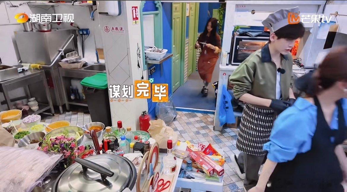 翟潇闻算盘打错了中餐厅名场面 谁看了翟潇闻这波操作不笑啊？端着饺子在二楼故意转圈
