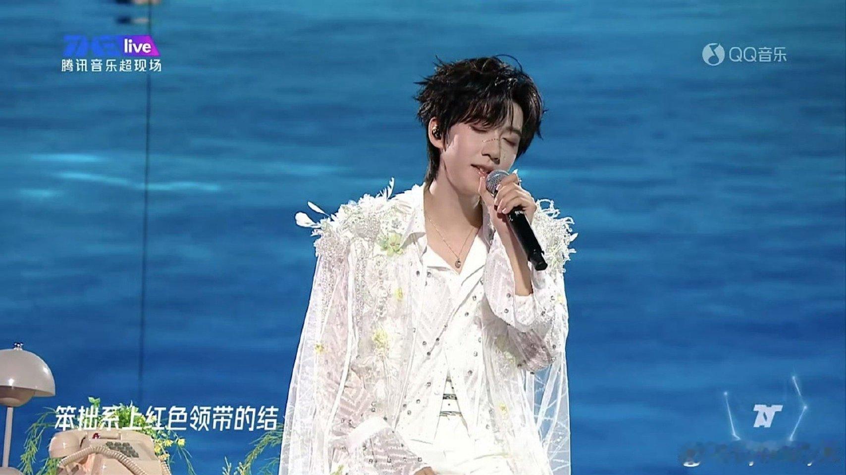 贺峻霖翻唱的《那些年》太戳心了！清澈嗓音裹着少年气，把青春里的遗憾与怀念唱得细腻