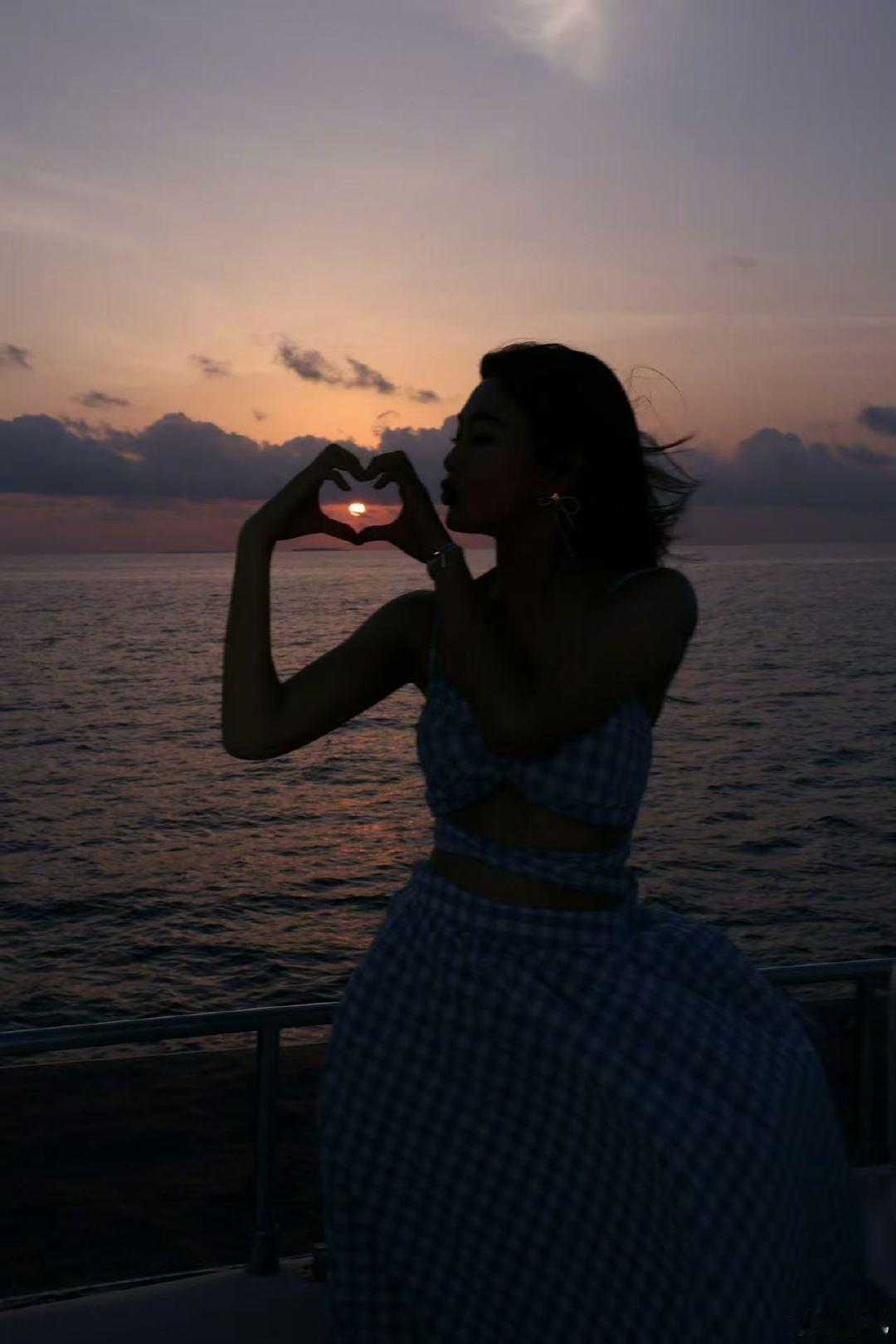 秦岚海边比心秦岚海边夕阳比心 姐姐好浪漫！海边比心~ 