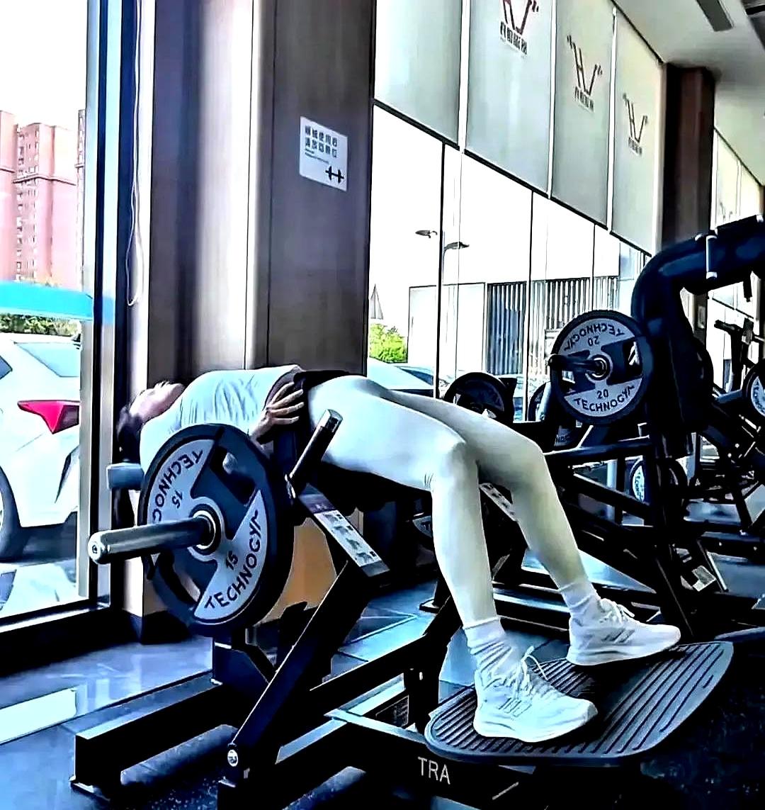 苦茶丹丹香晒了组健身房照片，器械空片没上重量，屁股还没夹紧就摆拍。
 

我看着