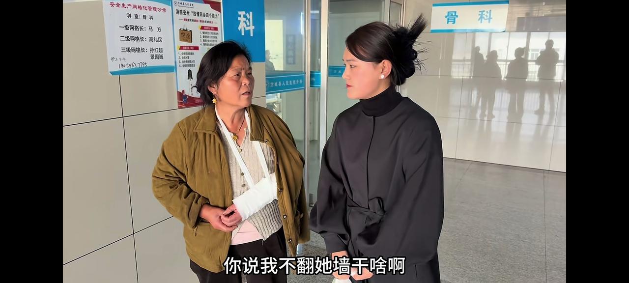 老壳子胳膊摔伤了
猫喜欢吃腥，前两天刚刚直播带货的李佳家，肯定有货底，有好吃的，