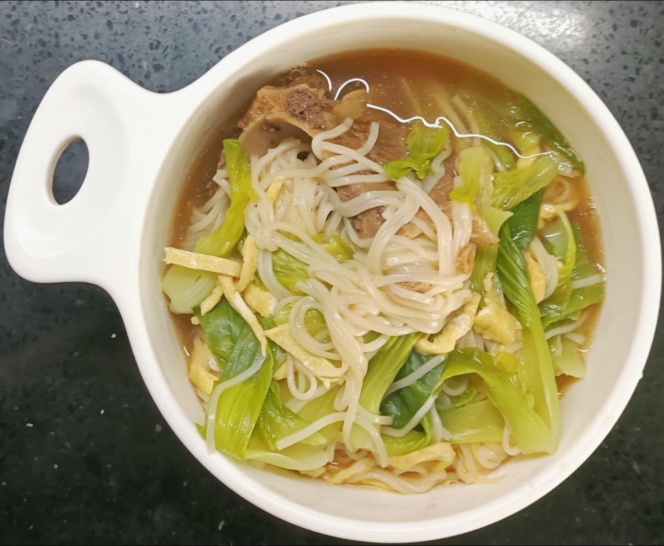 #糖糖的饭饭##科学育儿营养护航#昨天午餐： 油菜心鸡蛋皮大骨面；晚餐：茴香苗猪