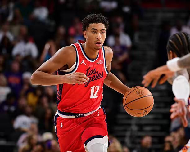 前一场快船打黄蜂卡姆-克里斯蒂状态其实还行，虽然外线投篮手感不佳，但是在篮板争抢